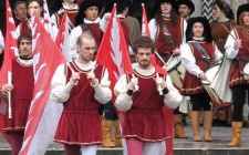 Celebrating Italy’s 150th Birthday in Lucca parade-flag-wavers