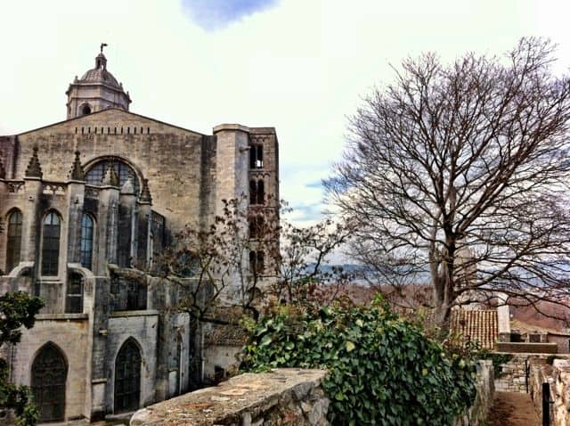 girona-wall-walk-cathedral-photo
