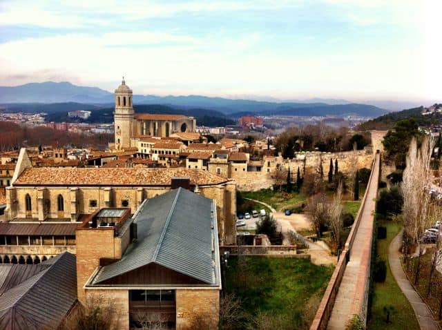 girona-wall-cathedral-photo