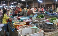 Bargaining in Southeast Asia market-siem-reap-photo