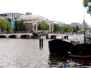 skinny-bridge-amstel-river