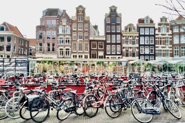 amsterdam-singel-bicycles-photo