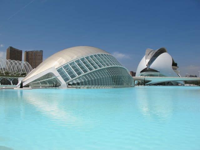 L'Hemisferic-blue-pool