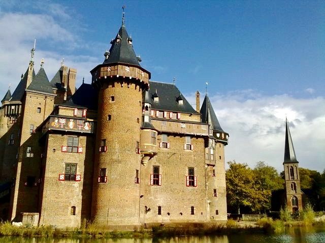 fairy-tale-castle-near-amsterdam-photo