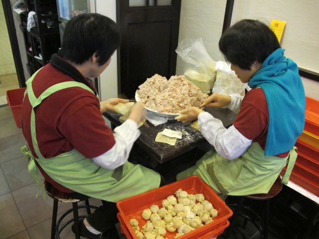 tsim-chai-kee-making-wonton