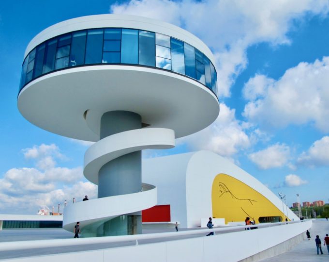 The seductive curves of Centro Niemeyer