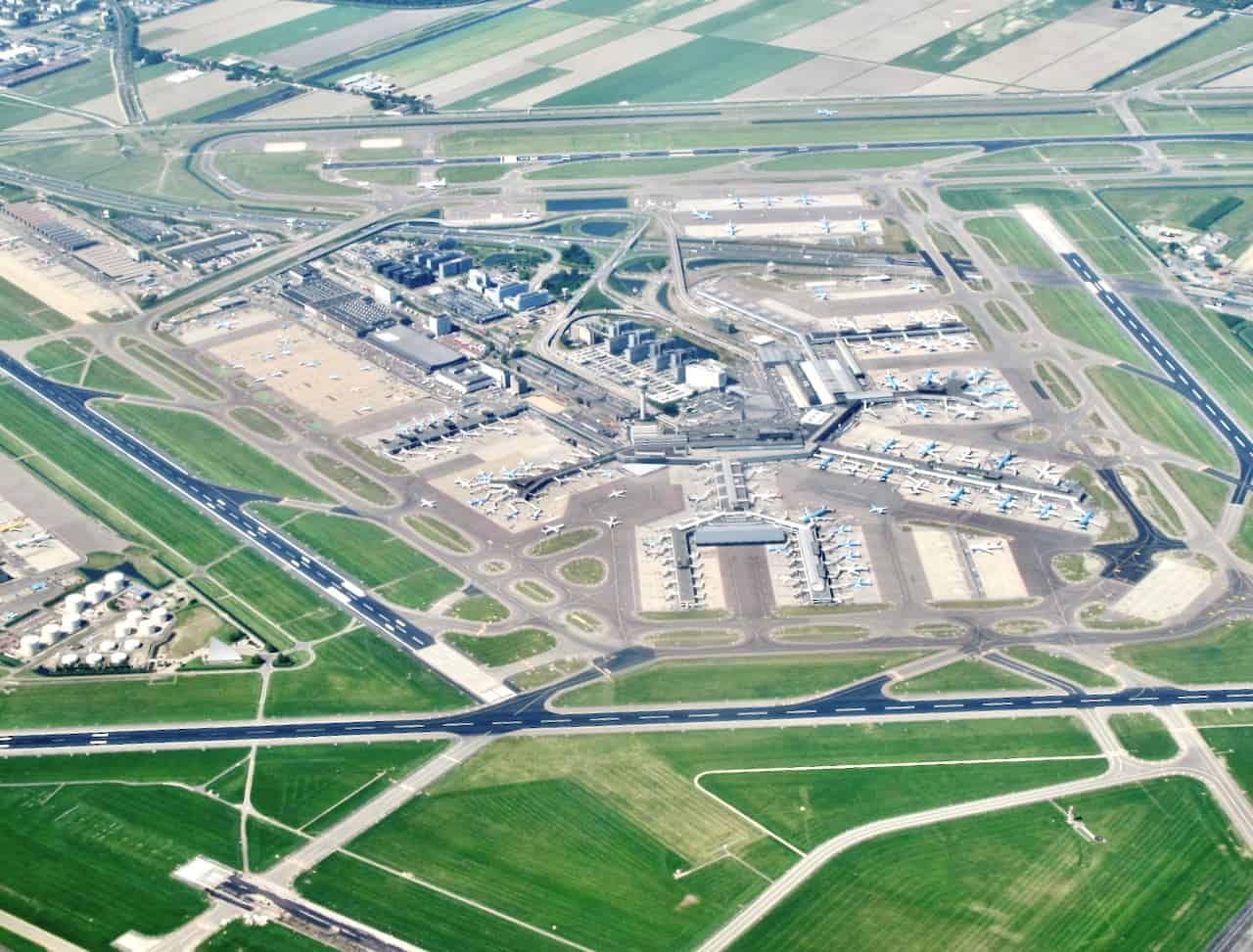 how far is amsterdam airport from amsterdam city center