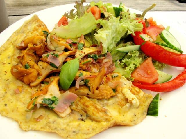 omelette-chantarelle-mushrooms omelette-chantarelle-mushrooms-photo