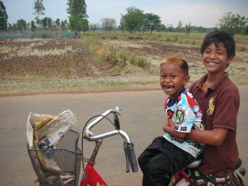 thailand-friends-bicycle-photo