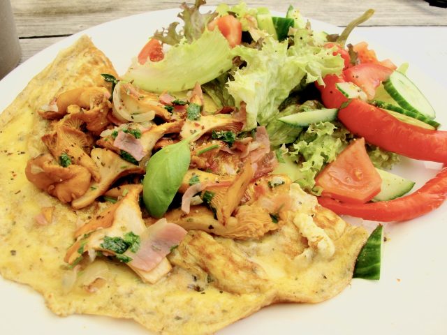 omelette-chantarelle-mushrooms-photo