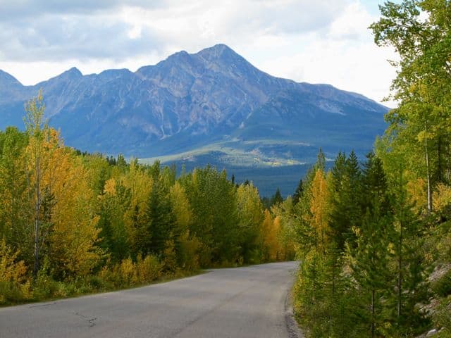 road-maligne-lake road-maligne-lake-photo