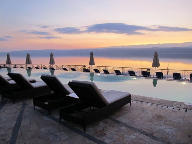 movenpick-dead-sea-lounge-pool-sunset-photo