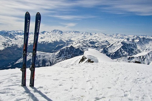 skis