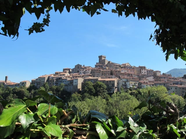 tuscany-town-photo