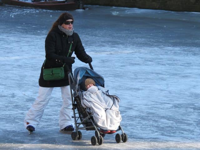 mother-baby-skating mother-baby-skating-photo