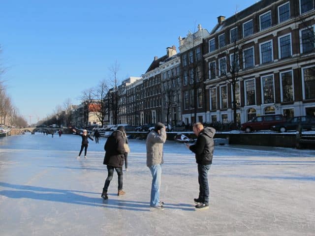 friends-ice-skating-amsterdam-canals-photo