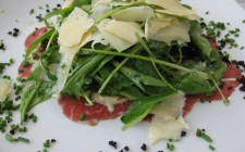 Ten tips to stay healthy and fit while travelling salad-photo