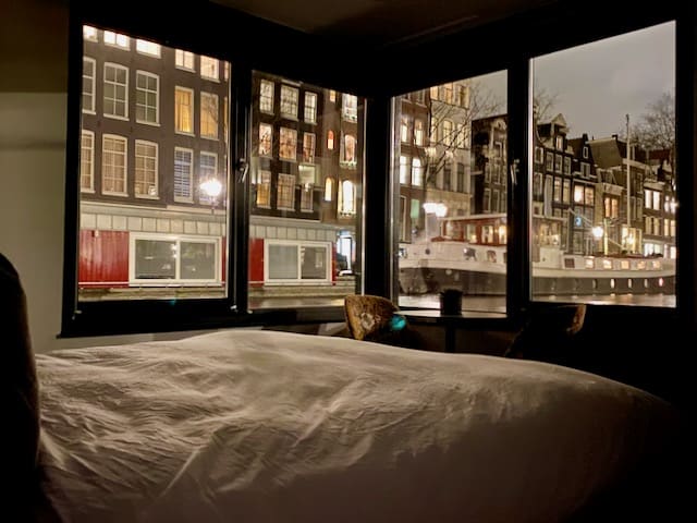 canal-view-amsterdam-houseboat-bed-and-breakfast