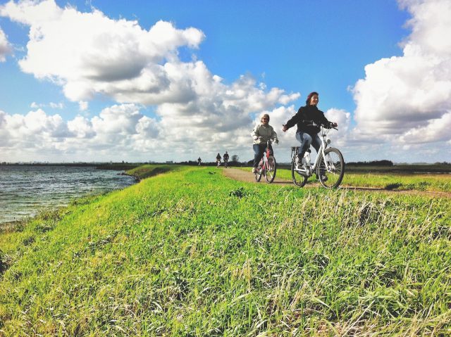 cycling-on-dike-dyke-holland-photo