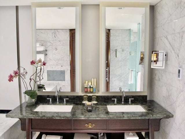 shangri-la-toronto-suite-bathroom-photo