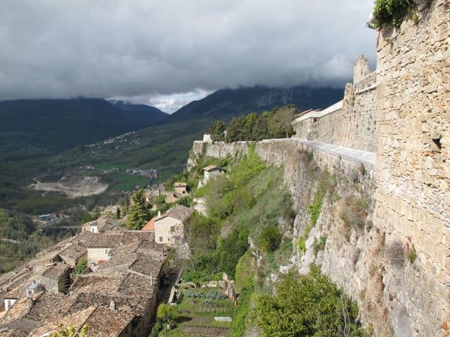 civitella-del-tronto-fortress-walls-photo
