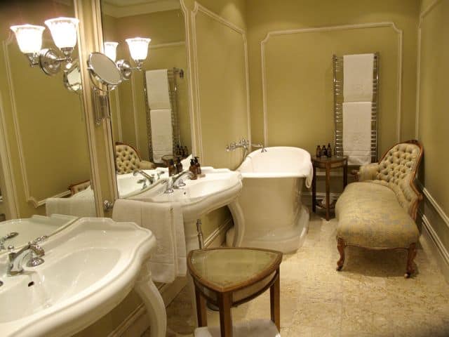 bathroom-monarch-hotel-johannesburg-photo
