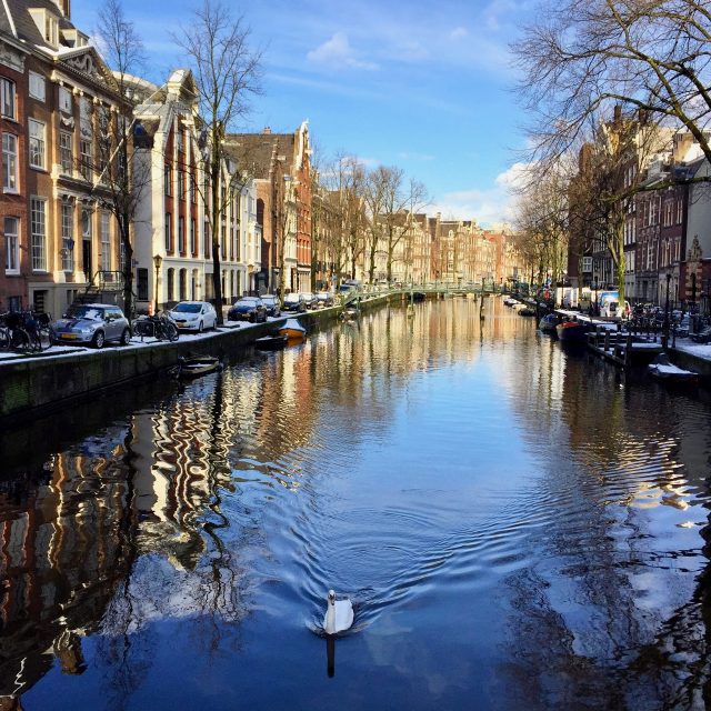 oudezijds-voorburgwal-amsterdam-canal-photo