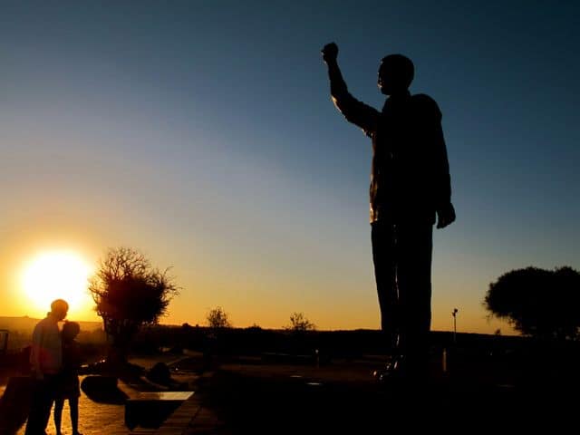 nelson-mandela-statue-bloemfontein-photo