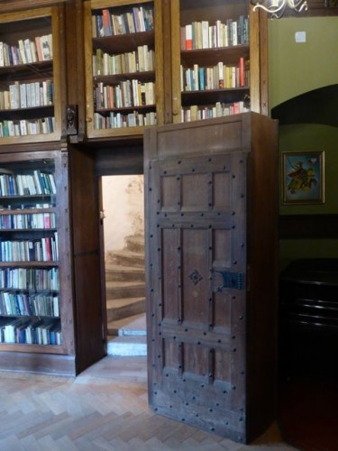 czocha-castle-hidden-door-photo