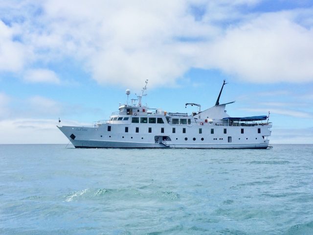 yacht-la-pinta-galapagos-photo