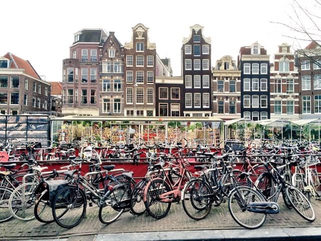 typical-amsterdam-scene-photo