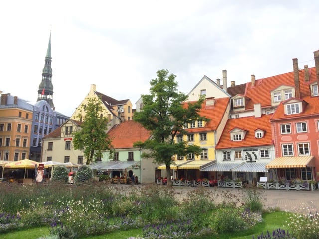 riga-square-colorful-houses-photo