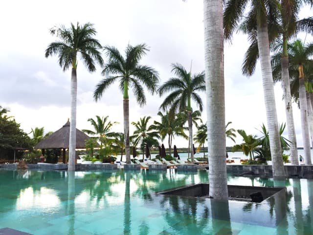 infinity-pool-four-seasons-mauritius-photo