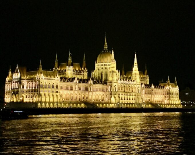 A romantic evening cruise in Budapest