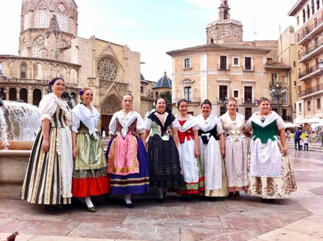ladies-traditional-costumes-valencia-photos