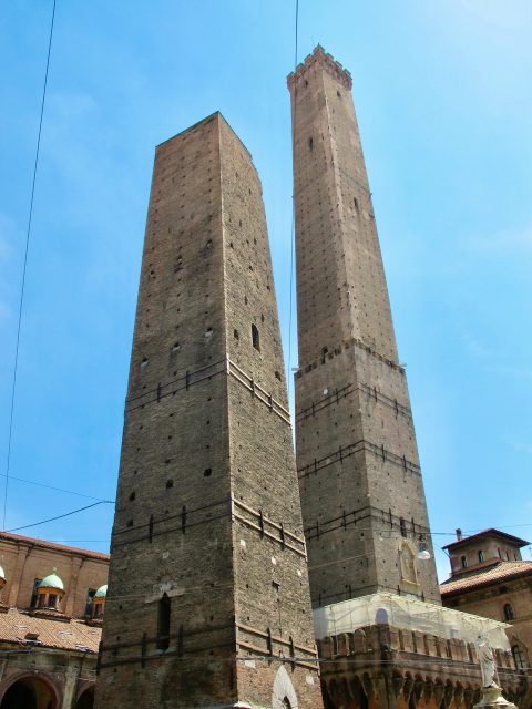 leaning-towers-bologna-photo