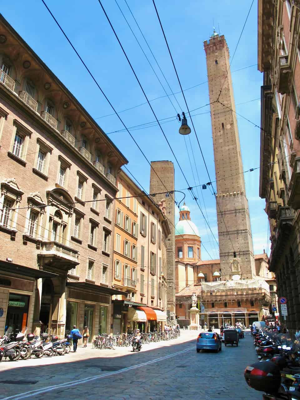 leaning-tower-bologna-italy-photo