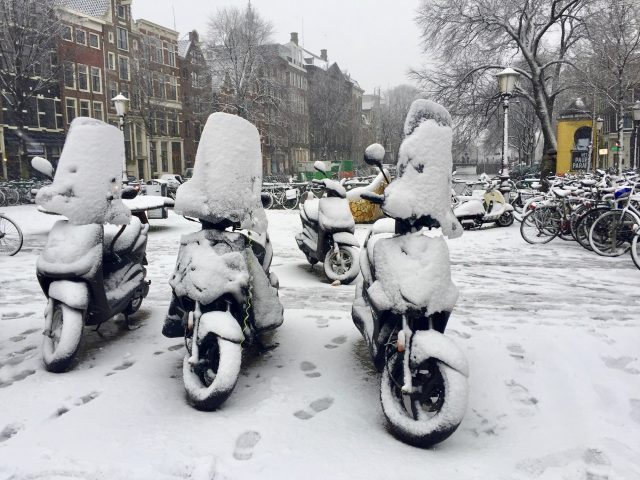 motorbikes-snow-amsterdam-photo