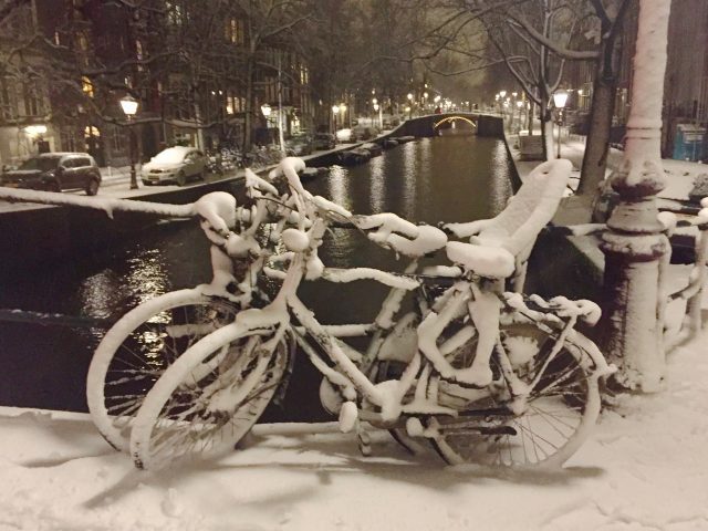 bicycles-snow-amsterdam-photo