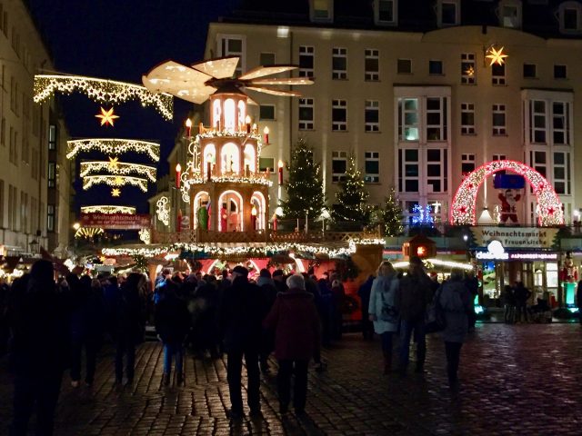 christmas-market-frauenkirche-dresden-photo