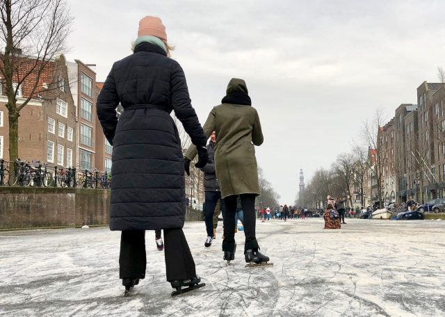 locals-ice-skating-canals-amsterdam-photo