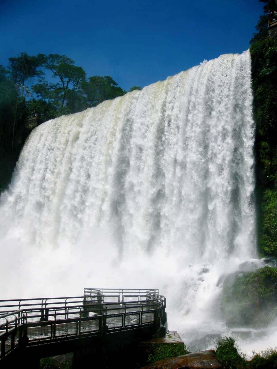 iguazu-falls-walkway-photo