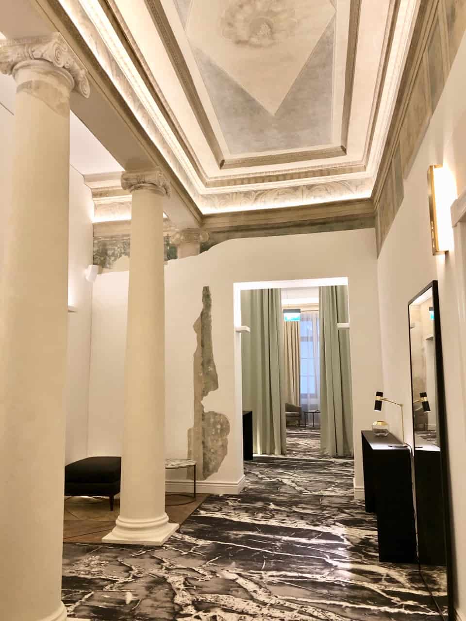 hotel-pacai-corridor-fresco-photo