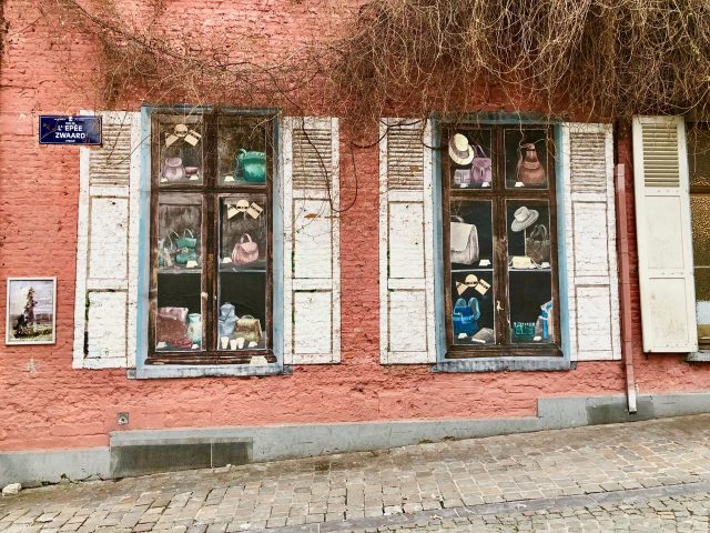 store-window-art-marolles-brussels-photo