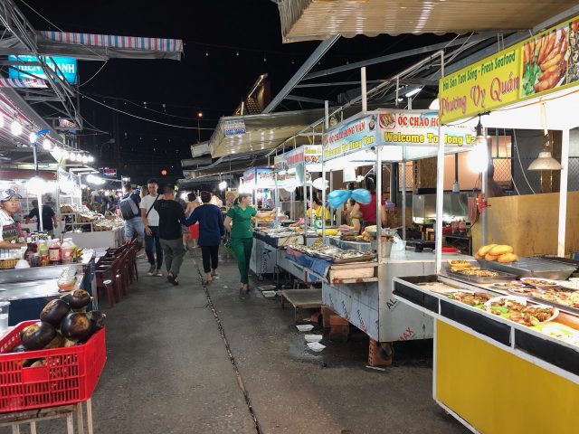 duong-dong-night-market-vendors-photo