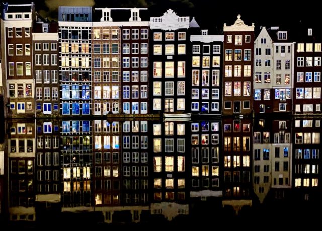 amsterdam-canal-houses-damrak-photo