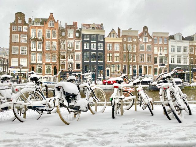 amsterdam-bicycles-canal-houses