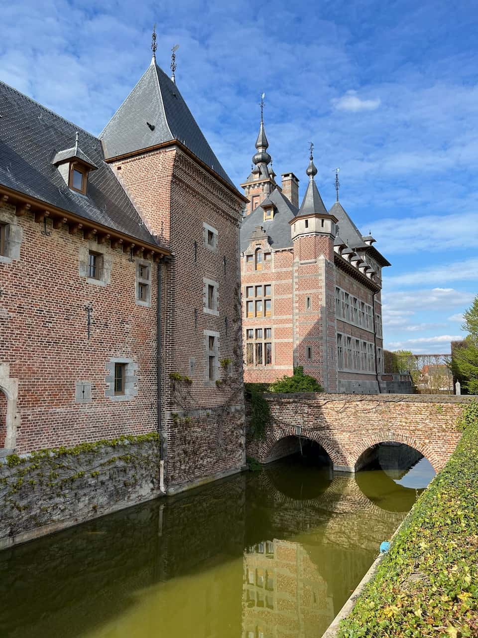 where to stay in a castle in belgium